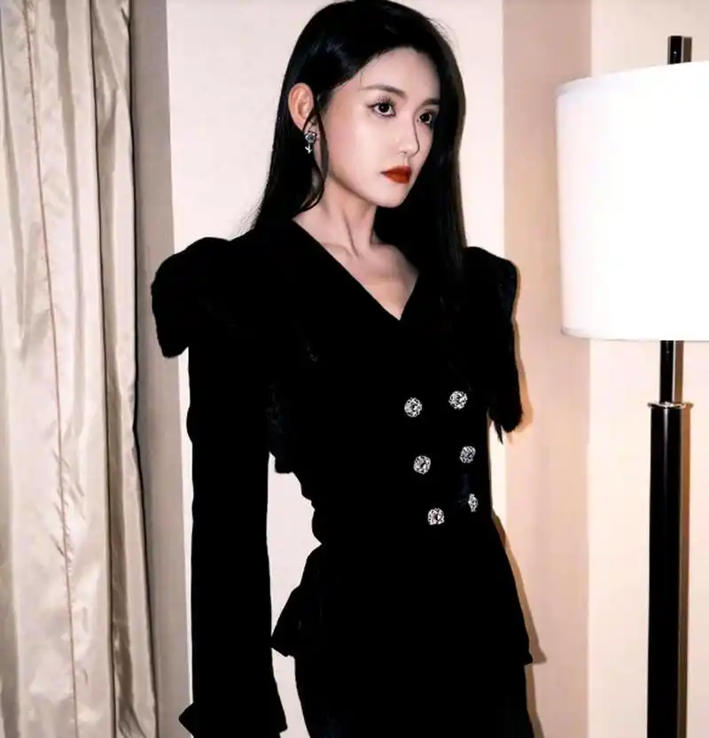 蒋依依晒出一组经过精修的黑色礼服照片,展现出高冷御姐的气质,不再是