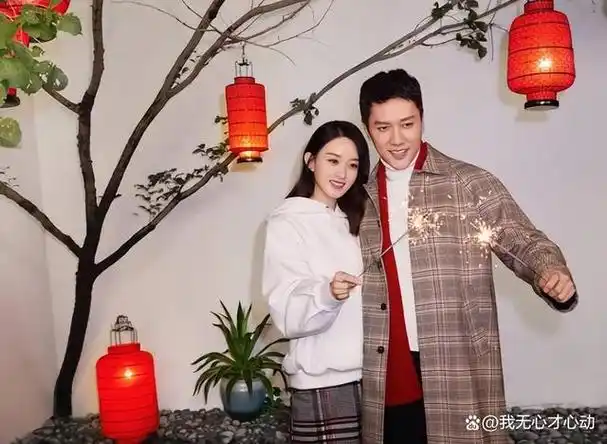 近日,有消息称赵丽颖和冯绍峰一家三口外出吃饭时同框.