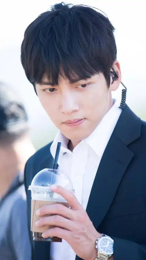 池昌旭thek2西装剧照