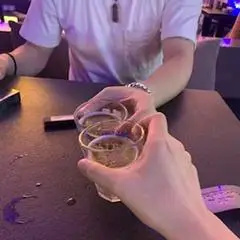 家人们有没有在喝酒的照片在酒吧宵夜都可以