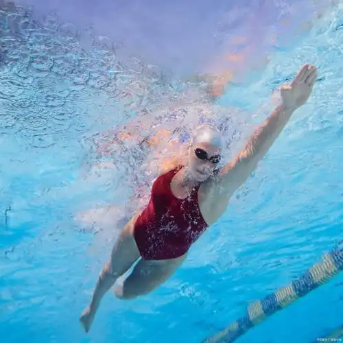 成年人学自由泳很难学吗?