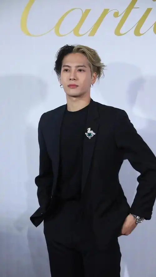 王嘉尔##王嘉尔贵公子全黑西装