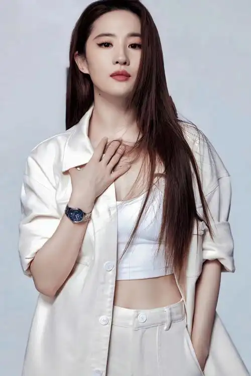 刘亦菲 马甲线#  刘亦菲来上海参加lv大秀,路透照片中可见刘亦菲马甲