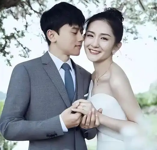 42岁谢娜还要生现身腹部隆起疑似怀三胎遭狗仔吐槽拼生儿子