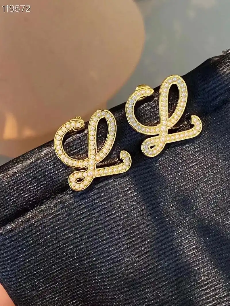 罗意威新款花纹耳钉.满珍珠镶嵌,上耳花纹奇特好看,特色log - 抖音