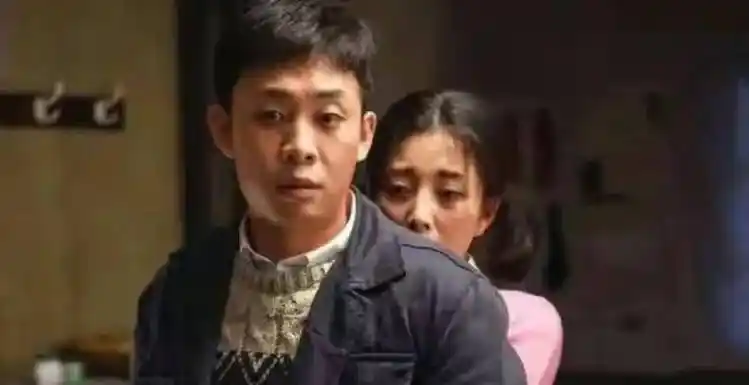 初恋昏迷10年,娶二婚妻子还带娃,如今拿下金鸡奖,张译苦尽甘来_郭娜