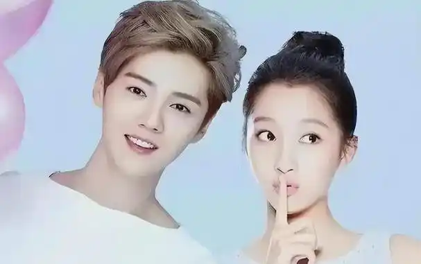 鹿晗关晓彤聚餐被拍,男方打扮低调,女方背十几万包包气场强大