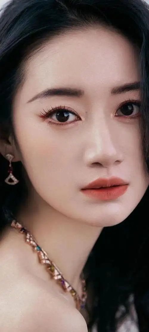 她拥有甜美的笑容和清新的气质,成为了众多粉丝心中的女神