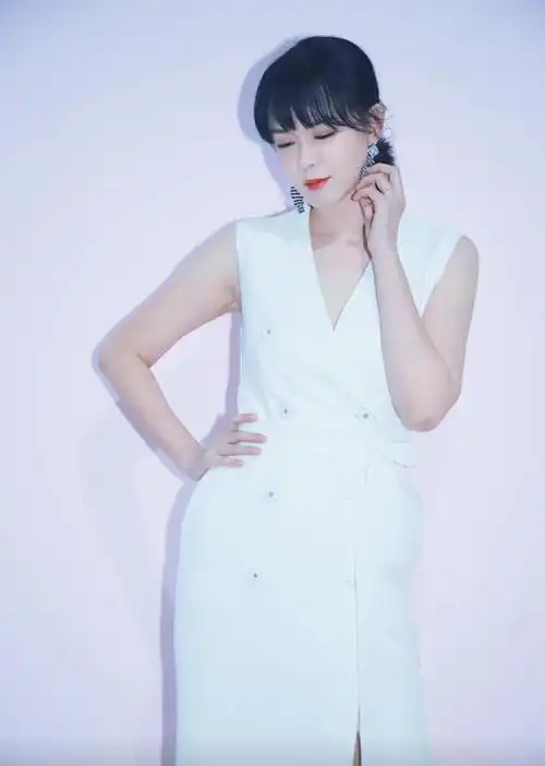 李艾当妈后更有高级感,穿中国风连衣裙亮相,波波头发型太加分