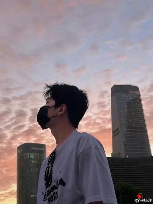 杨洋晒晚霞下的自己##杨洋和晚霞合照