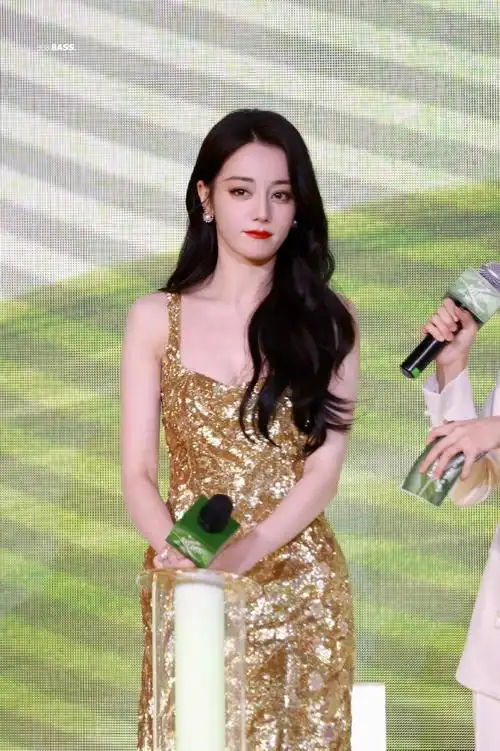 27 爱琴海活动穿上喜欢的金色小裙子啦@dear-迪丽热巴