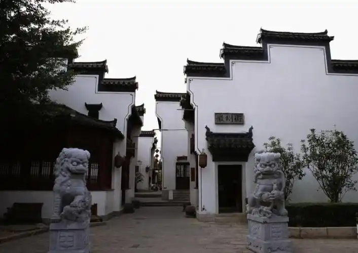 梦见发大水我被水冲走_梦见发大水过路人被冲走自己没事 _周公解梦