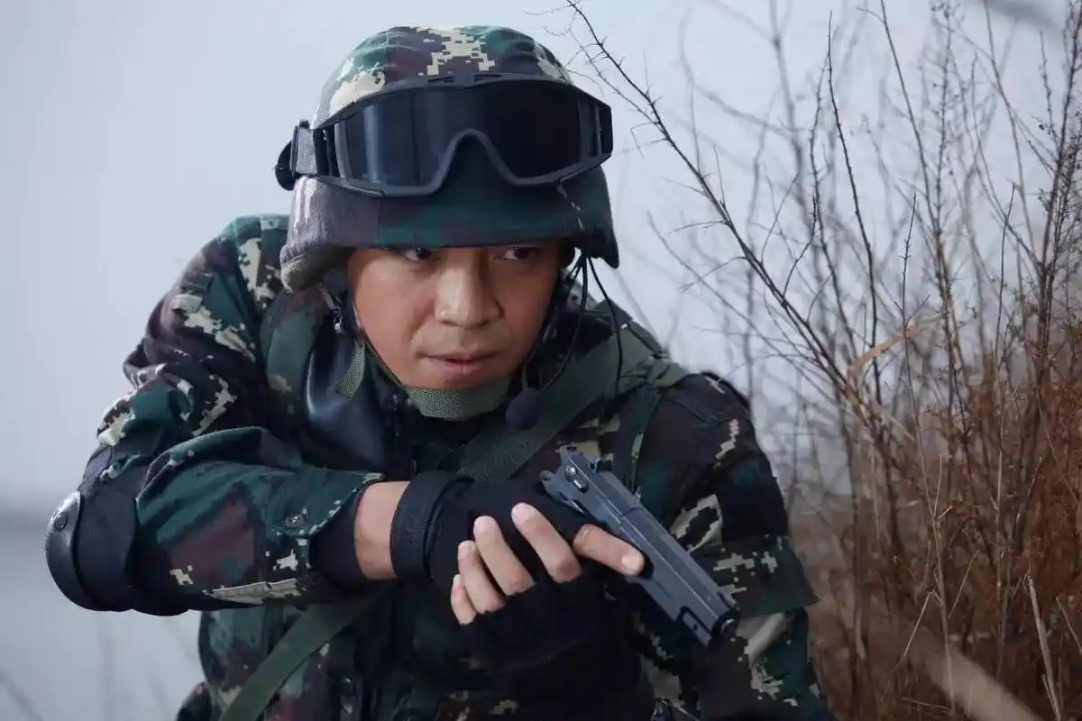 "被迫"学表演的猫奴成了戏疯子,"热血尖兵"王紫逸用演技说话