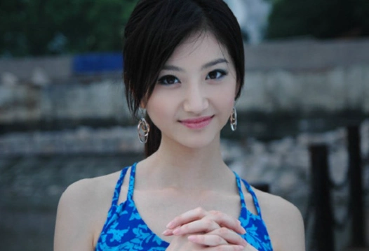 景甜早期生活照曝光,穿低领装站在江边拍照,侧身状态引起热议