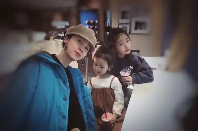 黄多多新发色赢赞声一片 黄磊孙莉教育方式被网友称赞!