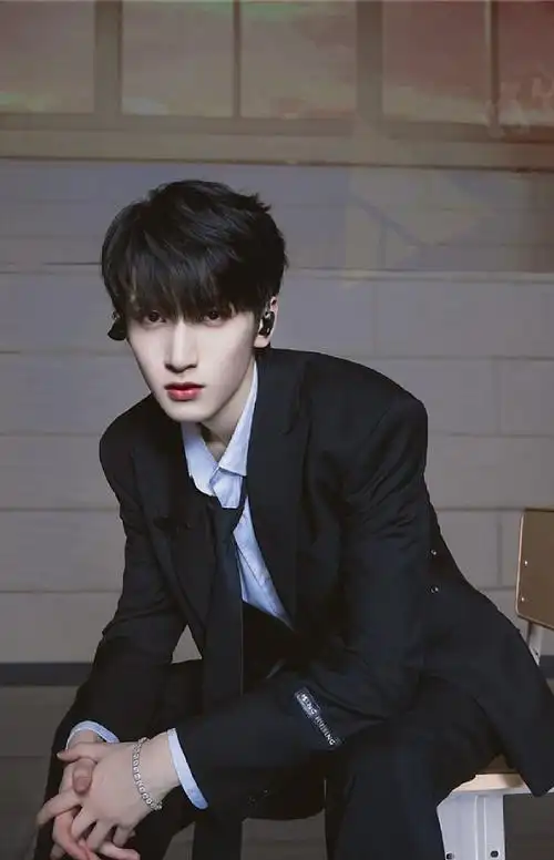 严浩翔黑色深v西装