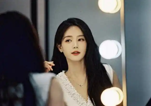 李一桐素颜怼脸照曝光眼无神肤色暗黄被嘲似普女拍照面露不耐