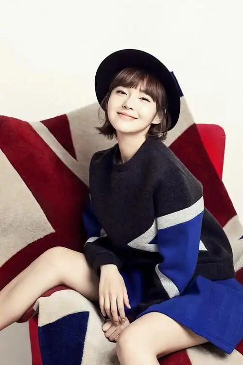 甜心教主张佳宁,《鸡毛飞上天》中陈家养女邱岩,笑容很有治愈性