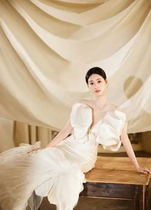 祝绪丹月白缎面珠缀礼服##祝绪丹人鱼公主礼服