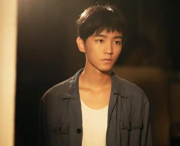 《理想照耀中国》定档,演员海报陆续官宣,王俊凯白衣书生气质绝