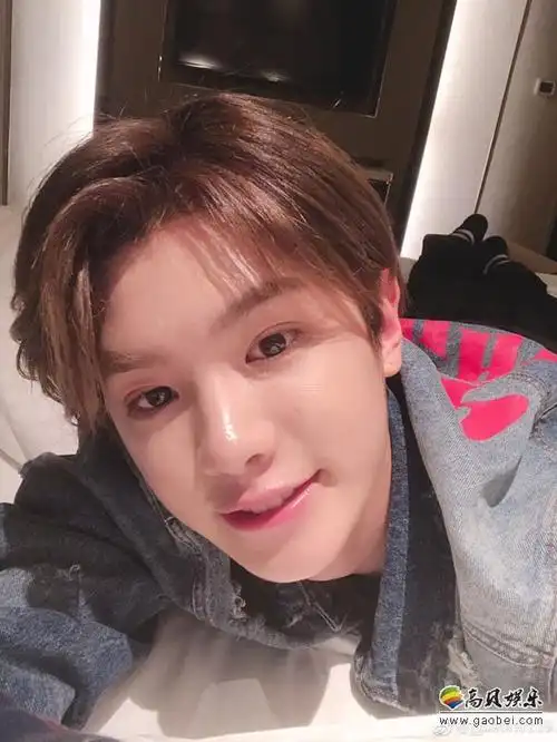 黄明昊晒出自拍帅照justin酷酷倚在围栏上凹造型自拍中酷酷的比v