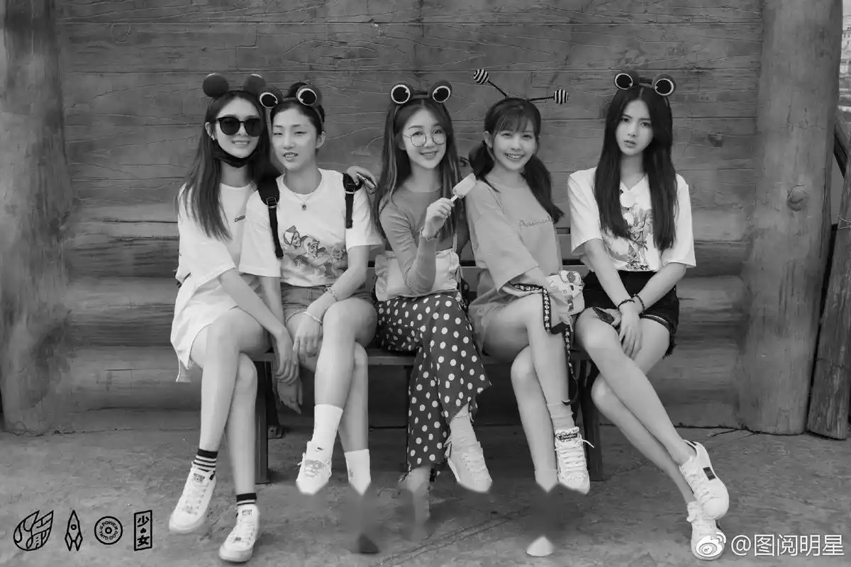 "火箭少女101"成员杨超越,赖美云,yamy,傅菁和徐梦洁在欢乐谷游玩的