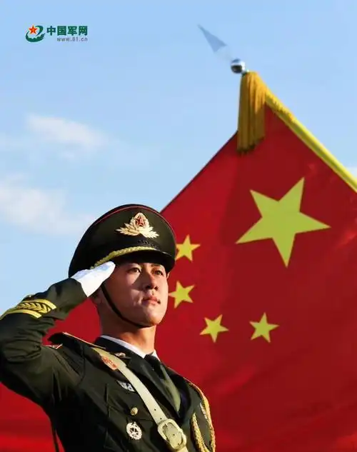 王子赫在国旗下敬礼.