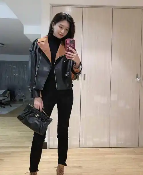 江疏影穿拼色皮夹克太"飒"了,搭配紧身裤和马丁靴,又酷又时髦_款式