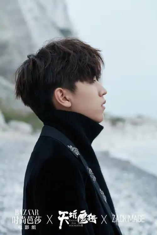 王俊凯时尚芭莎大片化身无畏逐梦少年