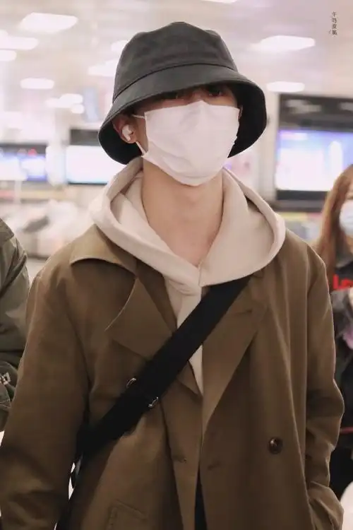 马嘉祺今日机场look一则,橄榄绿色风衣内搭连帽卫衣,造型简约大方,有