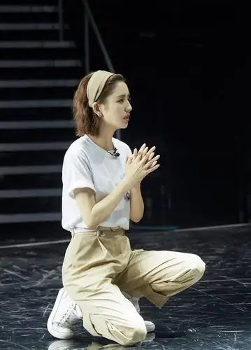 佟丽娅综艺花絮照释出宽松t恤搭配短裤小鸟腿让人羡慕