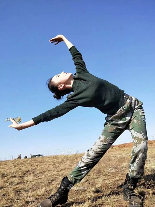 泪别绿色芳华陆军文艺女兵退役告别部队