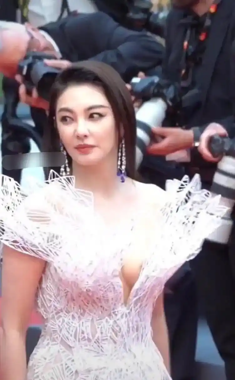 在走台阶的时候,身体左右摇摆,不少媒体似乎都拍摄到张雨绮走光的画面