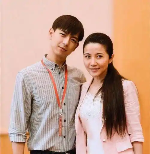 很少看到李现这么可爱,他这劈叉很经典,是个宝藏男孩_杨紫_作品_鲜肉