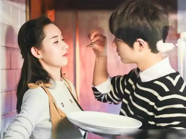 选秀男孩荧幕初吻朱正廷和吴宣仪看到肖战感觉错过了几个亿