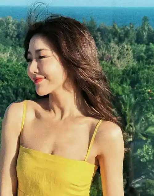 邓家佳分享最新营业照 穿黄色吊带裙展露小麦肤色_笑容_照片_时尚