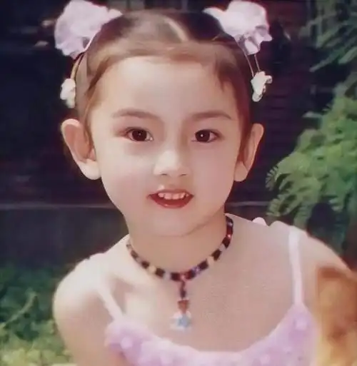 宋祖儿小时候就很可爱,好像粉雕玉琢的团子.