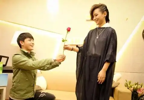 周笔畅恋情疑似曝光 成名前后判若两人疑整容