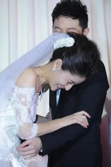 组图:沙溢胡可婚礼秀恩爱 互戴婚戒忘情舌吻