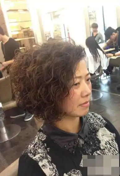 中老年发型图片女短发烫发发型图片_中老年短头发烫卷发发型图片