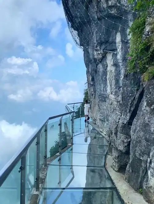 惊险刺激的玻璃栈道,您敢走吗