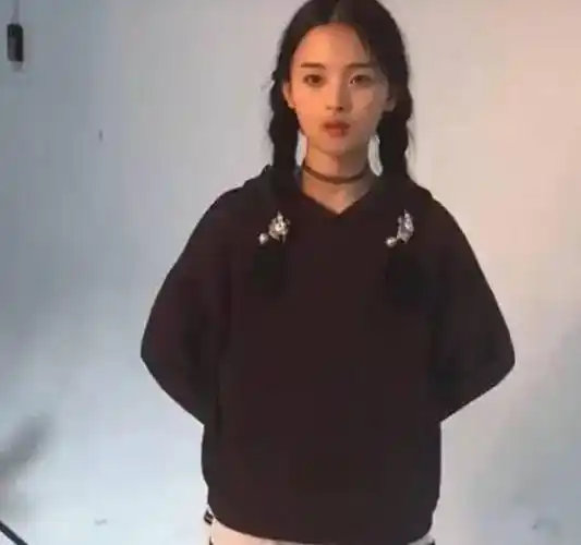 "锦鲤女神"杨超越旧照曝光,17岁长相淳朴,难怪红到出圈!