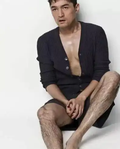 胡歌茂密的腿毛,在之前拍写真时就曾露出过,当时就引起了不少网友的