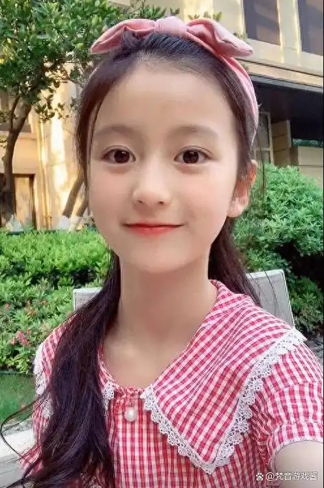 在娱乐圈,有一位年仅14岁的小女孩,她叫裴佳欣,是一名演员兼模特.