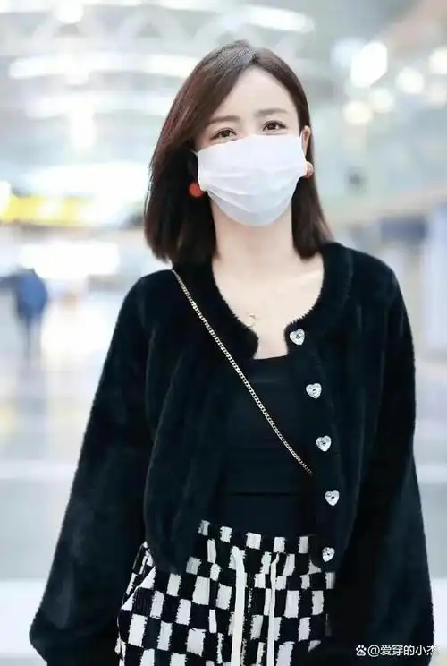 佟丽娅一点也不高调!穿毛绒外套配棋盘格休闲裤走机场,随性慵懒