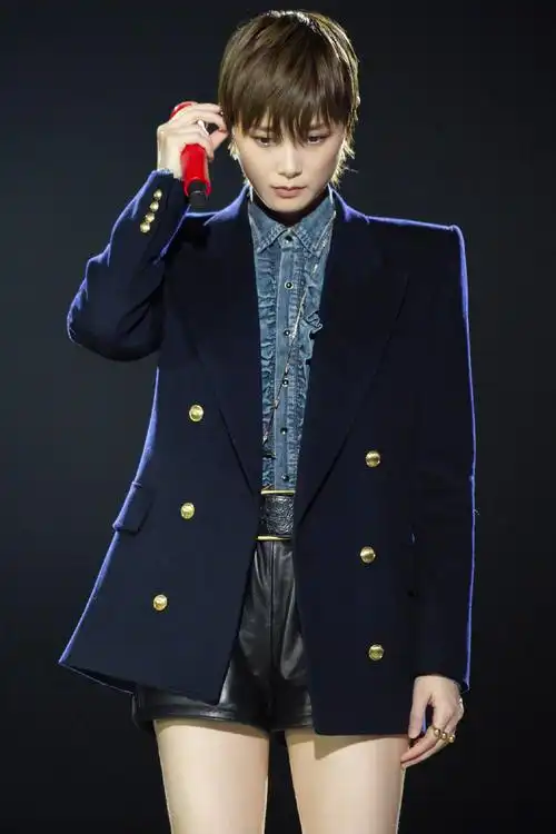 李宇春a飒西装舞台照图片19