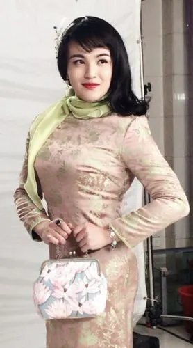 郑斯仁《猎豺狼》定妆照流出 男扮女装造型妩媚