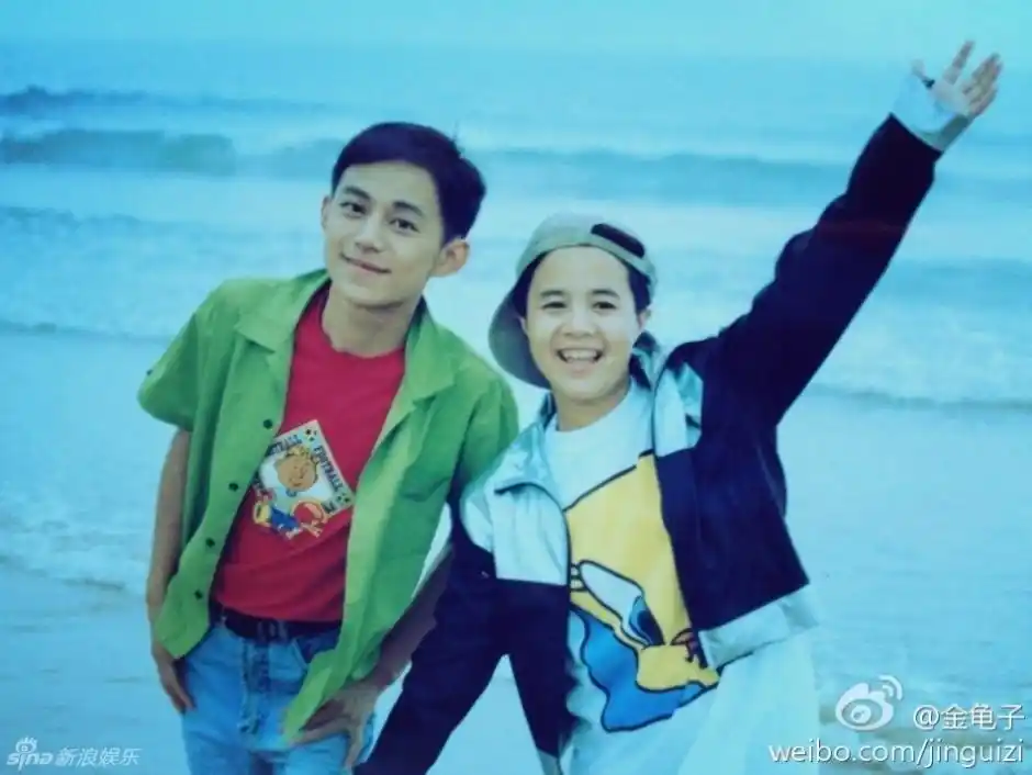 金龟子何炅20年前合影曝光 逆生长容貌几乎未变