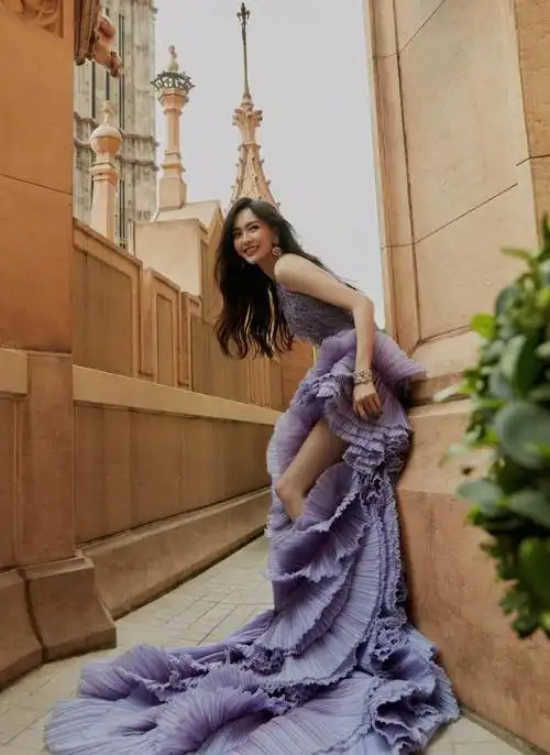 唐嫣刘诗诗时装周压轴出场霸气十足回头率100惊艳外国友人