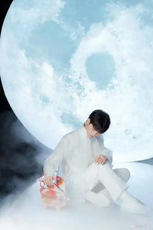 周深好大一个月亮##周深和月亮合照了